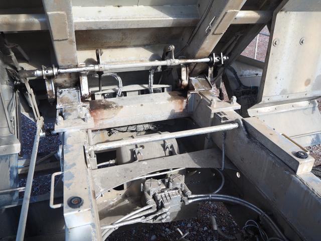 スーパーグレート 　３軸高床　２デフ　極東　汚泥運搬車／汚泥ダンプ／天蓋ダンプ／タンク車　ＤＤ１０－７７１Ｔ　８．９立米　オールステンレスボディ　リーフサス　積載８．７ｔ　ＳｈｉｆｔＰｉｌｏｔ（２ペダル）　デフロック（38枚目）