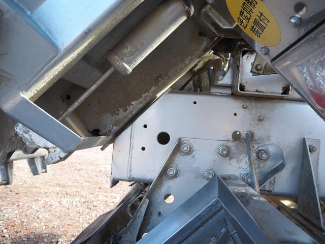 スーパーグレート 　３軸高床　２デフ　極東　汚泥運搬車／汚泥ダンプ／天蓋ダンプ／タンク車　ＤＤ１０－７７１Ｔ　８．９立米　オールステンレスボディ　リーフサス　積載８．７ｔ　ＳｈｉｆｔＰｉｌｏｔ（２ペダル）　デフロック（40枚目）