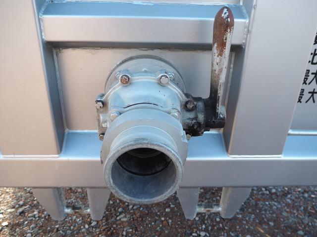 スーパーグレート 　３軸高床　２デフ　極東　汚泥運搬車／汚泥ダンプ／天蓋ダンプ／タンク車　ＤＤ１０－７７１Ｔ　８．９立米　オールステンレスボディ　リーフサス　積載８．７ｔ　ＳｈｉｆｔＰｉｌｏｔ（２ペダル）　デフロック（42枚目）