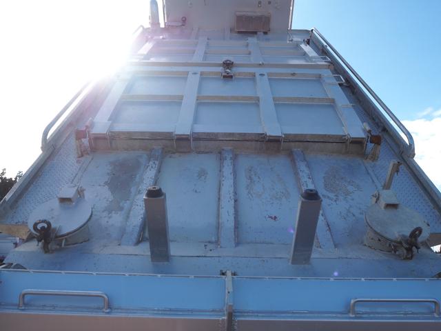 スーパーグレート 　３軸高床　２デフ　極東　汚泥運搬車／汚泥ダンプ／天蓋ダンプ／タンク車　ＤＤ１０－７７１Ｔ　８．９立米　オールステンレスボディ　リーフサス　積載８．７ｔ　ＳｈｉｆｔＰｉｌｏｔ（２ペダル）　デフロック（44枚目）