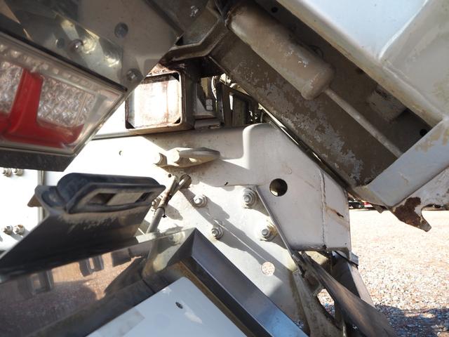 スーパーグレート 　３軸高床　２デフ　極東　汚泥運搬車／汚泥ダンプ／天蓋ダンプ／タンク車　ＤＤ１０－７７１Ｔ　８．９立米　オールステンレスボディ　リーフサス　積載８．７ｔ　ＳｈｉｆｔＰｉｌｏｔ（２ペダル）　デフロック（45枚目）