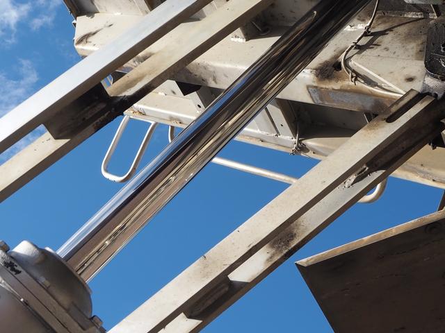 スーパーグレート 　３軸高床　２デフ　極東　汚泥運搬車／汚泥ダンプ／天蓋ダンプ／タンク車　ＤＤ１０－７７１Ｔ　８．９立米　オールステンレスボディ　リーフサス　積載８．７ｔ　ＳｈｉｆｔＰｉｌｏｔ（２ペダル）　デフロック（47枚目）