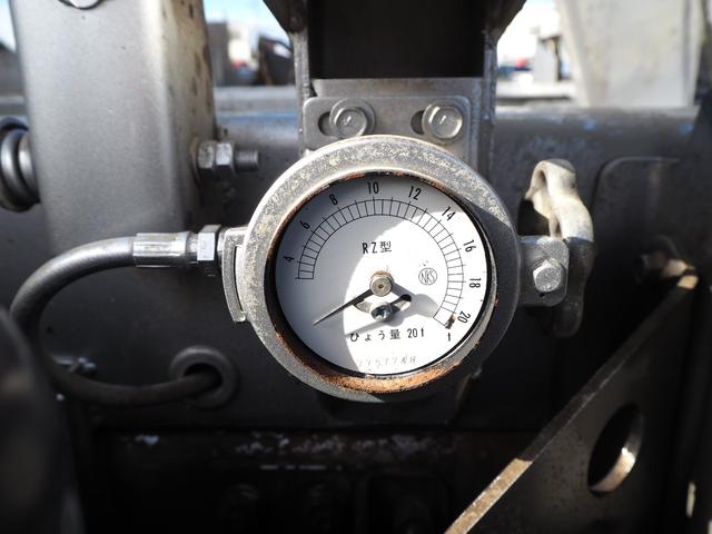 スーパーグレート 　３軸高床　２デフ　極東　汚泥運搬車／汚泥ダンプ／天蓋ダンプ／タンク車　ＤＤ１０－７７１Ｔ　８．９立米　オールステンレスボディ　リーフサス　積載８．７ｔ　ＳｈｉｆｔＰｉｌｏｔ（２ペダル）　デフロック（56枚目）