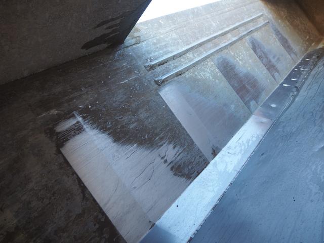 スーパーグレート 　３軸高床　２デフ　極東　汚泥運搬車／汚泥ダンプ／天蓋ダンプ／タンク車　ＤＤ１０－７７１Ｔ　８．９立米　オールステンレスボディ　リーフサス　積載８．７ｔ　ＳｈｉｆｔＰｉｌｏｔ（２ペダル）　デフロック（70枚目）