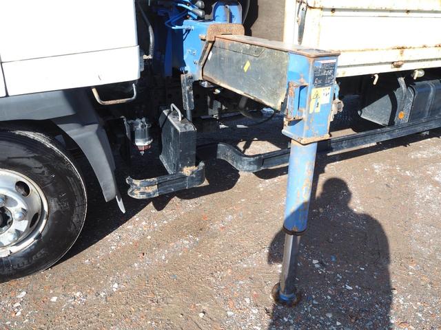 ヒノレンジャー 標準幅 タダノ製 TM-ZE304HR 4段クレーン フックイン 2.93t吊 ラジコン付 上物同年 平ボディ ターボ210馬力 積載2.4t 6速MT ベッド付 坂道発進補助装置 HID(15枚目)