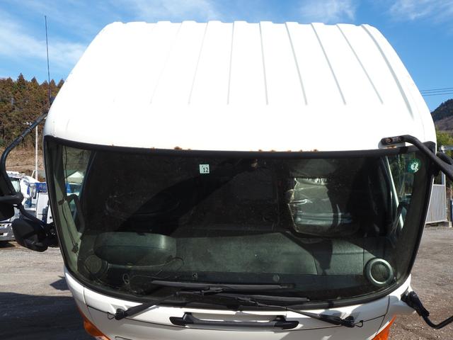 ヒノレンジャー 標準幅 タダノ製 TM-ZE304HR 4段クレーン フックイン 2.93t吊 ラジコン付 上物同年 平ボディ ターボ210馬力 積載2.4t 6速MT ベッド付 坂道発進補助装置 HID(24枚目)