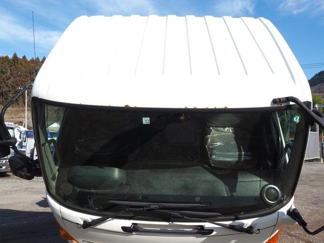 ヒノレンジャー 標準幅 タダノ製 TM-ZE304HR 4段クレーン フックイン 2.93t吊 ラジコン付 上物同年 平ボディ ターボ210馬力 積載2.4t 6速MT ベッド付 坂道発進補助装置 HID(25枚目)