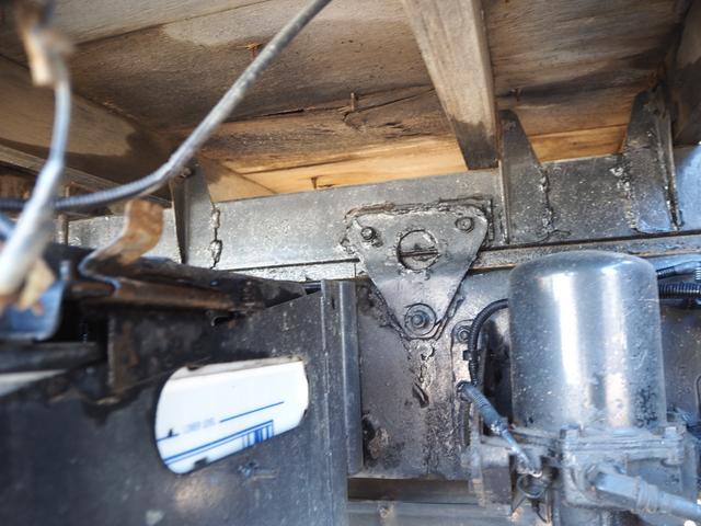 ヒノレンジャー 標準幅 タダノ製 TM-ZE304HR 4段クレーン フックイン 2.93t吊 ラジコン付 上物同年 平ボディ ターボ210馬力 積載2.4t 6速MT ベッド付 坂道発進補助装置 HID(32枚目)