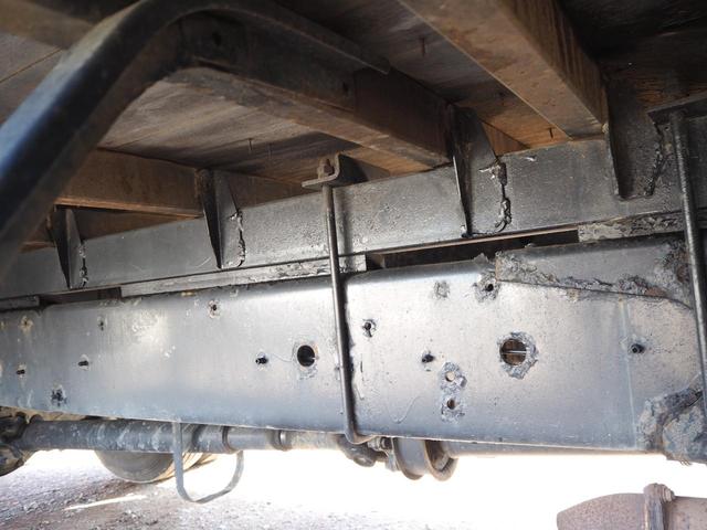 ヒノレンジャー 標準幅 タダノ製 TM-ZE304HR 4段クレーン フックイン 2.93t吊 ラジコン付 上物同年 平ボディ ターボ210馬力 積載2.4t 6速MT ベッド付 坂道発進補助装置 HID(34枚目)