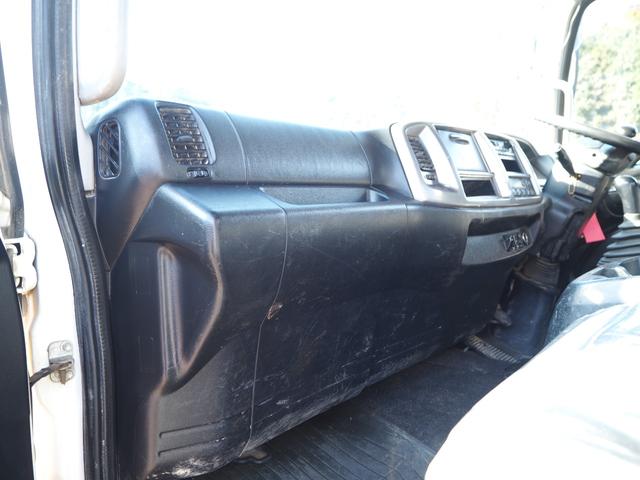 ヒノレンジャー 標準幅 タダノ製 TM-ZE304HR 4段クレーン フックイン 2.93t吊 ラジコン付 上物同年 平ボディ ターボ210馬力 積載2.4t 6速MT ベッド付 坂道発進補助装置 HID(46枚目)