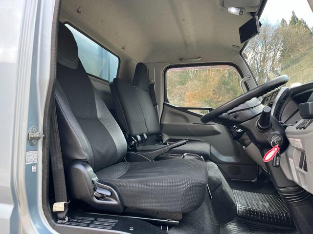 キャンター 　ワイドセミロング　幌車／カーテン車　アルミブロック平ボディ　床面：鉄板張り　ターボ１７５馬力　積載４．６５ｔ　５速ＭＴ　坂道発進補助装置　バックモニター　ドライブレコーダー　ＥＴＣ（43枚目）