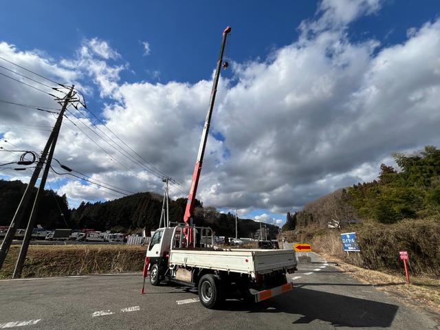 エルフトラック 　ワイドロング　古河ユニック製　ＵＲＵ２９５　５段クレーン　フックイン　差し違いアウトリガー　２．９３ｔ吊　ラジコン付　上物同年　平ボディ　床鉄板張り　ターボ１６０馬力　積載３ｔ　６速ＭＴ　煤焼きなし（11枚目）