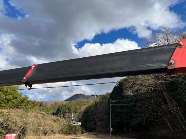 エルフトラック 　ワイドロング　古河ユニック製　ＵＲＵ２９５　５段クレーン　フックイン　差し違いアウトリガー　２．９３ｔ吊　ラジコン付　上物同年　平ボディ　床鉄板張り　ターボ１６０馬力　積載３ｔ　６速ＭＴ　煤焼きなし（16枚目）