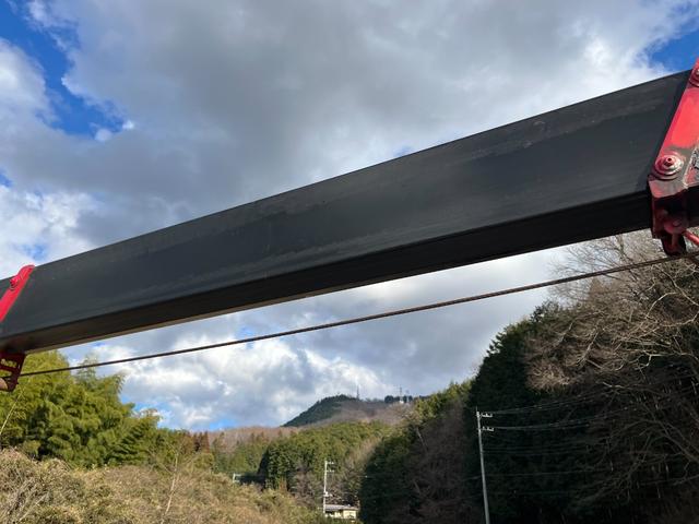 エルフトラック 　ワイドロング　古河ユニック製　ＵＲＵ２９５　５段クレーン　フックイン　差し違いアウトリガー　２．９３ｔ吊　ラジコン付　上物同年　平ボディ　床鉄板張り　ターボ１６０馬力　積載３ｔ　６速ＭＴ　煤焼きなし（17枚目）