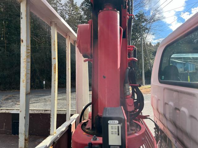 エルフトラック 　ワイドロング　古河ユニック製　ＵＲＵ２９５　５段クレーン　フックイン　差し違いアウトリガー　２．９３ｔ吊　ラジコン付　上物同年　平ボディ　床鉄板張り　ターボ１６０馬力　積載３ｔ　６速ＭＴ　煤焼きなし（21枚目）