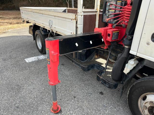 エルフトラック 　ワイドロング　古河ユニック製　ＵＲＵ２９５　５段クレーン　フックイン　差し違いアウトリガー　２．９３ｔ吊　ラジコン付　上物同年　平ボディ　床鉄板張り　ターボ１６０馬力　積載３ｔ　６速ＭＴ　煤焼きなし（23枚目）