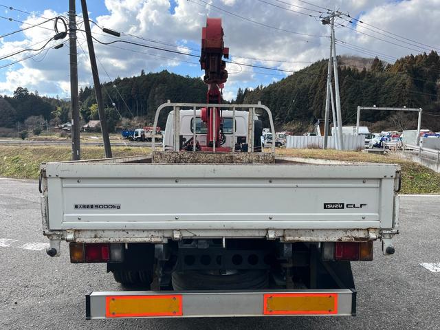 エルフトラック 　ワイドロング　古河ユニック製　ＵＲＵ２９５　５段クレーン　フックイン　差し違いアウトリガー　２．９３ｔ吊　ラジコン付　上物同年　平ボディ　床鉄板張り　ターボ１６０馬力　積載３ｔ　６速ＭＴ　煤焼きなし（28枚目）