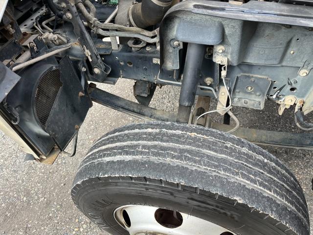 エルフトラック 　ワイドロング　古河ユニック製　ＵＲＵ２９５　５段クレーン　フックイン　差し違いアウトリガー　２．９３ｔ吊　ラジコン付　上物同年　平ボディ　床鉄板張り　ターボ１６０馬力　積載３ｔ　６速ＭＴ　煤焼きなし（32枚目）