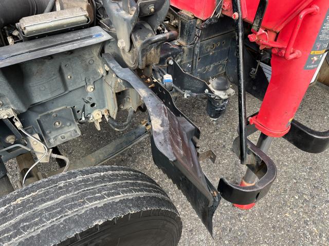 エルフトラック 　ワイドロング　古河ユニック製　ＵＲＵ２９５　５段クレーン　フックイン　差し違いアウトリガー　２．９３ｔ吊　ラジコン付　上物同年　平ボディ　床鉄板張り　ターボ１６０馬力　積載３ｔ　６速ＭＴ　煤焼きなし（33枚目）