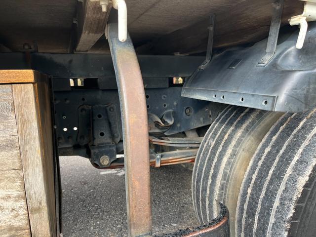 エルフトラック 　ワイドロング　古河ユニック製　ＵＲＵ２９５　５段クレーン　フックイン　差し違いアウトリガー　２．９３ｔ吊　ラジコン付　上物同年　平ボディ　床鉄板張り　ターボ１６０馬力　積載３ｔ　６速ＭＴ　煤焼きなし（36枚目）