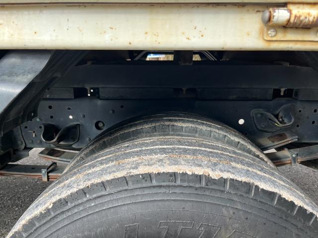 エルフトラック 　ワイドロング　古河ユニック製　ＵＲＵ２９５　５段クレーン　フックイン　差し違いアウトリガー　２．９３ｔ吊　ラジコン付　上物同年　平ボディ　床鉄板張り　ターボ１６０馬力　積載３ｔ　６速ＭＴ　煤焼きなし（37枚目）