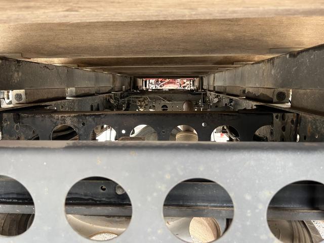 エルフトラック 　ワイドロング　古河ユニック製　ＵＲＵ２９５　５段クレーン　フックイン　差し違いアウトリガー　２．９３ｔ吊　ラジコン付　上物同年　平ボディ　床鉄板張り　ターボ１６０馬力　積載３ｔ　６速ＭＴ　煤焼きなし（39枚目）