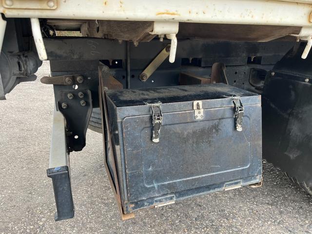 エルフトラック 　ワイドロング　古河ユニック製　ＵＲＵ２９５　５段クレーン　フックイン　差し違いアウトリガー　２．９３ｔ吊　ラジコン付　上物同年　平ボディ　床鉄板張り　ターボ１６０馬力　積載３ｔ　６速ＭＴ　煤焼きなし（40枚目）