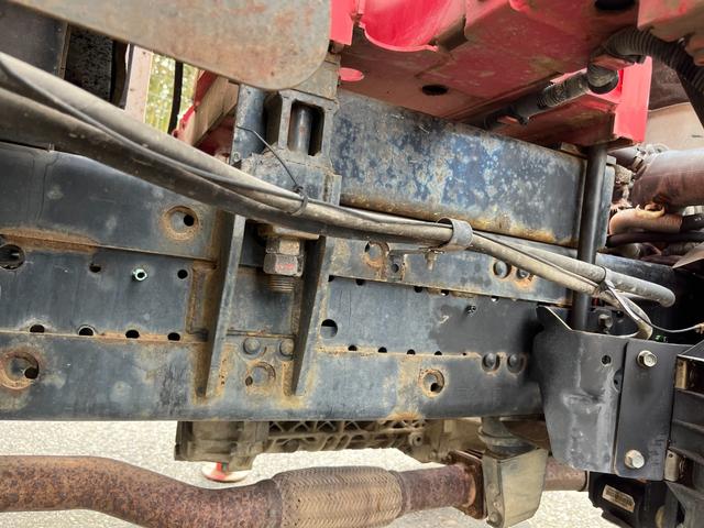 エルフトラック 　ワイドロング　古河ユニック製　ＵＲＵ２９５　５段クレーン　フックイン　差し違いアウトリガー　２．９３ｔ吊　ラジコン付　上物同年　平ボディ　床鉄板張り　ターボ１６０馬力　積載３ｔ　６速ＭＴ　煤焼きなし（43枚目）