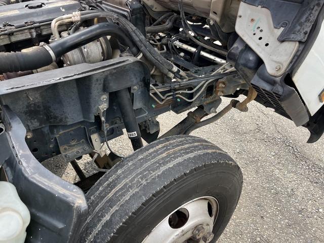 エルフトラック 　ワイドロング　古河ユニック製　ＵＲＵ２９５　５段クレーン　フックイン　差し違いアウトリガー　２．９３ｔ吊　ラジコン付　上物同年　平ボディ　床鉄板張り　ターボ１６０馬力　積載３ｔ　６速ＭＴ　煤焼きなし（44枚目）