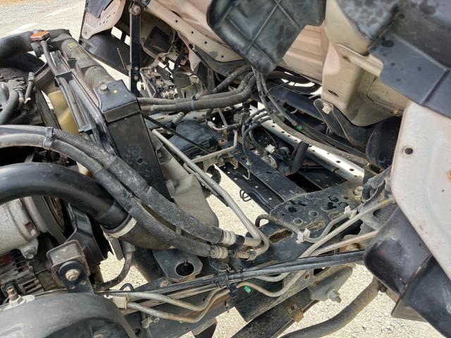 エルフトラック 　ワイドロング　古河ユニック製　ＵＲＵ２９５　５段クレーン　フックイン　差し違いアウトリガー　２．９３ｔ吊　ラジコン付　上物同年　平ボディ　床鉄板張り　ターボ１６０馬力　積載３ｔ　６速ＭＴ　煤焼きなし（45枚目）