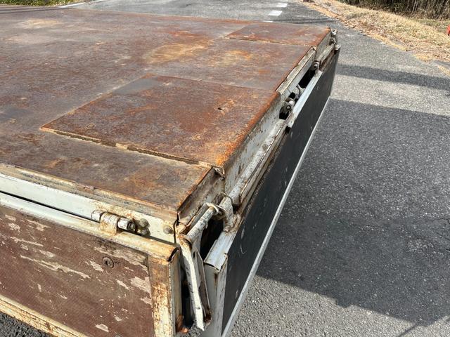 エルフトラック 　ワイドロング　古河ユニック製　ＵＲＵ２９５　５段クレーン　フックイン　差し違いアウトリガー　２．９３ｔ吊　ラジコン付　上物同年　平ボディ　床鉄板張り　ターボ１６０馬力　積載３ｔ　６速ＭＴ　煤焼きなし（53枚目）