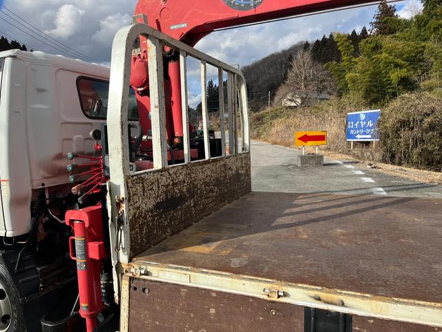 エルフトラック 　ワイドロング　古河ユニック製　ＵＲＵ２９５　５段クレーン　フックイン　差し違いアウトリガー　２．９３ｔ吊　ラジコン付　上物同年　平ボディ　床鉄板張り　ターボ１６０馬力　積載３ｔ　６速ＭＴ　煤焼きなし（55枚目）