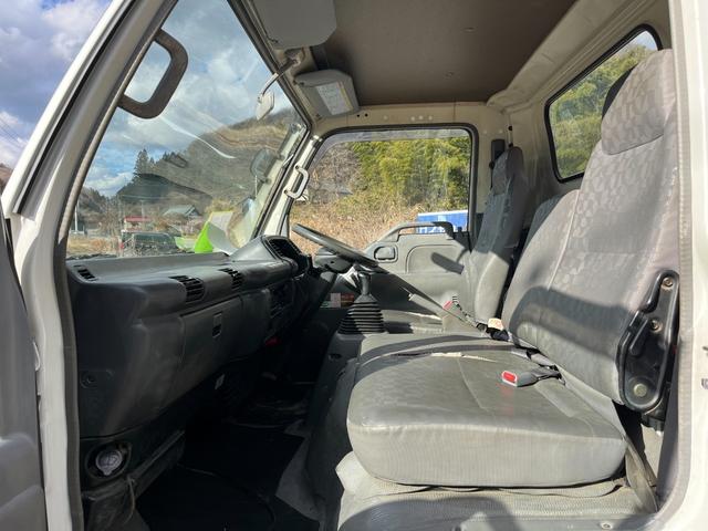 エルフトラック 　ワイドロング　古河ユニック製　ＵＲＵ２９５　５段クレーン　フックイン　差し違いアウトリガー　２．９３ｔ吊　ラジコン付　上物同年　平ボディ　床鉄板張り　ターボ１６０馬力　積載３ｔ　６速ＭＴ　煤焼きなし（57枚目）