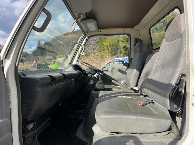 エルフトラック 　ワイドロング　古河ユニック製　ＵＲＵ２９５　５段クレーン　フックイン　差し違いアウトリガー　２．９３ｔ吊　ラジコン付　上物同年　平ボディ　床鉄板張り　ターボ１６０馬力　積載３ｔ　６速ＭＴ　煤焼きなし（58枚目）