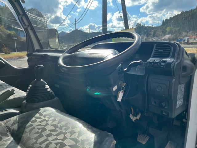 エルフトラック 　ワイドロング　古河ユニック製　ＵＲＵ２９５　５段クレーン　フックイン　差し違いアウトリガー　２．９３ｔ吊　ラジコン付　上物同年　平ボディ　床鉄板張り　ターボ１６０馬力　積載３ｔ　６速ＭＴ　煤焼きなし（59枚目）