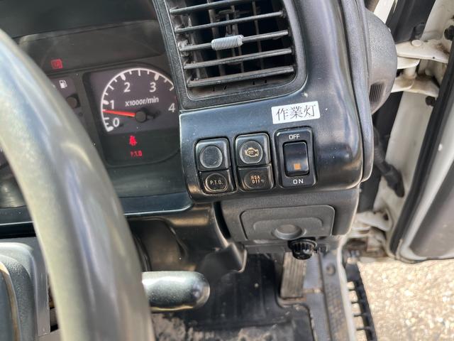 エルフトラック 　ワイドロング　古河ユニック製　ＵＲＵ２９５　５段クレーン　フックイン　差し違いアウトリガー　２．９３ｔ吊　ラジコン付　上物同年　平ボディ　床鉄板張り　ターボ１６０馬力　積載３ｔ　６速ＭＴ　煤焼きなし（62枚目）