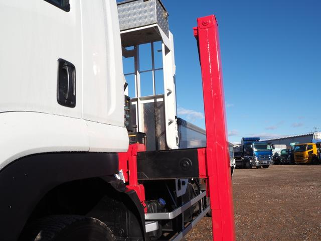 フォワード 　外装仕上げ済み　増々トン　２デフ　重機回送車　セルフクレーン　三方開　積載９．８ｔ　ターボ３００馬力　ＵＲＵ５０４Ｈ　４段クレーン　フックイン　角足　ハイジャッキ　２．９３ｔ吊　ラジコン付　ベッド付（22枚目）