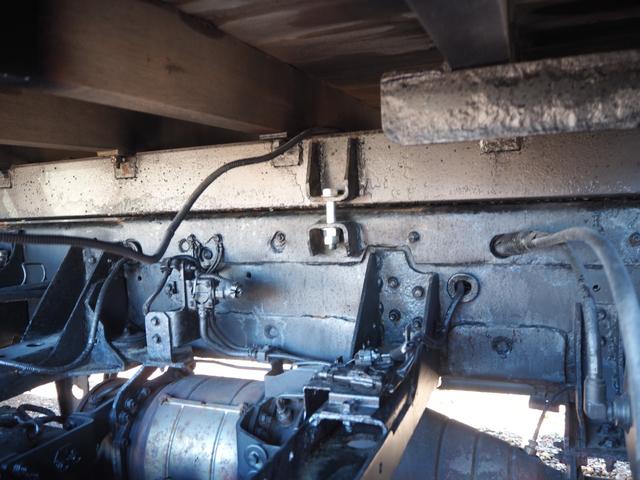 フォワード 　外装仕上げ済み　増々トン　２デフ　重機回送車　セルフクレーン　三方開　積載９．８ｔ　ターボ３００馬力　ＵＲＵ５０４Ｈ　４段クレーン　フックイン　角足　ハイジャッキ　２．９３ｔ吊　ラジコン付　ベッド付（47枚目）