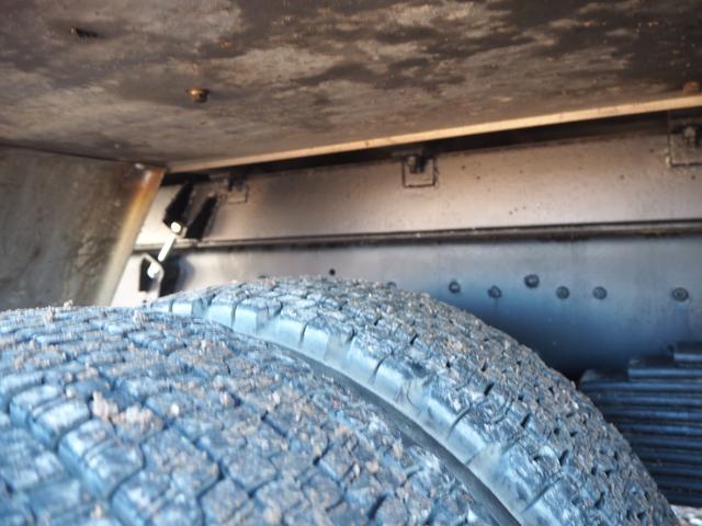 フォワード 　外装仕上げ済み　増々トン　２デフ　重機回送車　セルフクレーン　三方開　積載９．８ｔ　ターボ３００馬力　ＵＲＵ５０４Ｈ　４段クレーン　フックイン　角足　ハイジャッキ　２．９３ｔ吊　ラジコン付　ベッド付（52枚目）