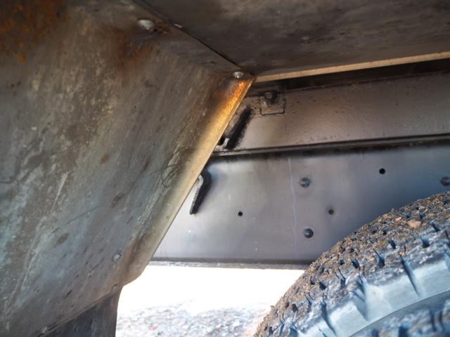 フォワード 　外装仕上げ済み　増々トン　２デフ　重機回送車　セルフクレーン　三方開　積載９．８ｔ　ターボ３００馬力　ＵＲＵ５０４Ｈ　４段クレーン　フックイン　角足　ハイジャッキ　２．９３ｔ吊　ラジコン付　ベッド付（54枚目）