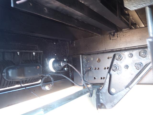 フォワード 　外装仕上げ済み　増々トン　２デフ　重機回送車　セルフクレーン　三方開　積載９．８ｔ　ターボ３００馬力　ＵＲＵ５０４Ｈ　４段クレーン　フックイン　角足　ハイジャッキ　２．９３ｔ吊　ラジコン付　ベッド付（56枚目）