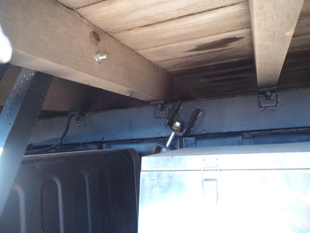 フォワード 　外装仕上げ済み　増々トン　２デフ　重機回送車　セルフクレーン　三方開　積載９．８ｔ　ターボ３００馬力　ＵＲＵ５０４Ｈ　４段クレーン　フックイン　角足　ハイジャッキ　２．９３ｔ吊　ラジコン付　ベッド付（64枚目）