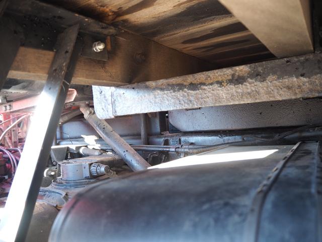 フォワード 　外装仕上げ済み　増々トン　２デフ　重機回送車　セルフクレーン　三方開　積載９．８ｔ　ターボ３００馬力　ＵＲＵ５０４Ｈ　４段クレーン　フックイン　角足　ハイジャッキ　２．９３ｔ吊　ラジコン付　ベッド付（65枚目）