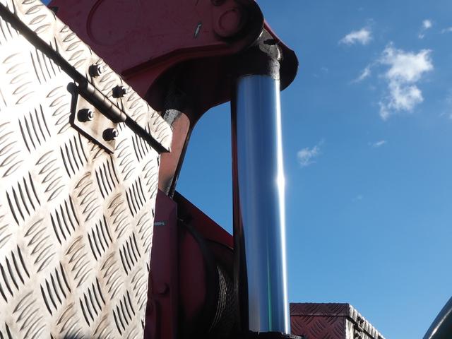 フォワード 　アルミブロック平ボディ　上物　古河ユニック製　４段クレーン　フックイン　角足　２．９３ｔ吊　ラジコン付　積載１．７ｔ　鉄板張り　ワイド幅　三方開　リアエアサス　落とし込みフック　ベッド付（12枚目）