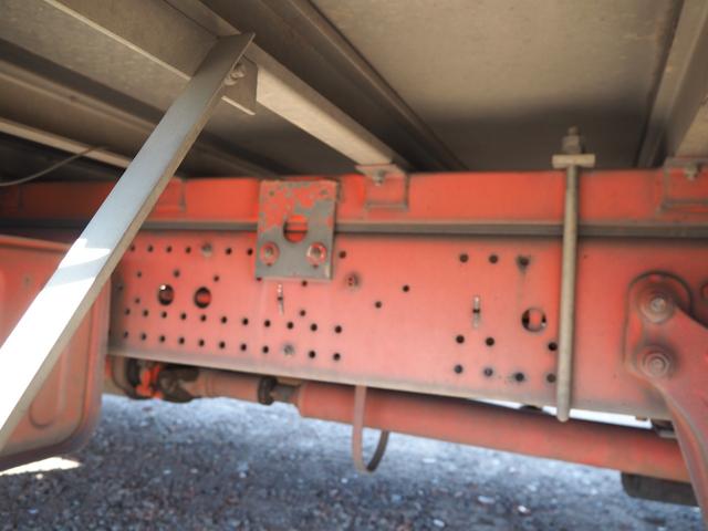 フォワード 　アルミブロック平ボディ　上物　古河ユニック製　４段クレーン　フックイン　角足　２．９３ｔ吊　ラジコン付　積載１．７ｔ　鉄板張り　ワイド幅　三方開　リアエアサス　落とし込みフック　ベッド付（52枚目）