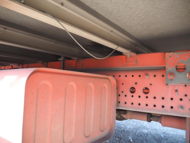 フォワード 　アルミブロック平ボディ　上物　古河ユニック製　４段クレーン　フックイン　角足　２．９３ｔ吊　ラジコン付　積載１．７ｔ　鉄板張り　ワイド幅　三方開　リアエアサス　落とし込みフック　ベッド付（53枚目）