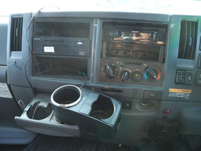 フォワード 　アルミブロック平ボディ　上物　古河ユニック製　４段クレーン　フックイン　角足　２．９３ｔ吊　ラジコン付　積載１．７ｔ　鉄板張り　ワイド幅　三方開　リアエアサス　落とし込みフック　ベッド付（68枚目）