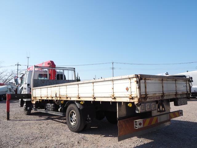 ファイター 　古河ユニック　４段クレーン　フックイン　角足　２．９３ｔ吊　ラジコン付　平ボディ　ワイド幅５．８６ｍボディ　積載１．５５ｔ　床面鉄板張り　三方開　カスタムグレード　ベッド付き　坂道発進補助装置（4枚目）