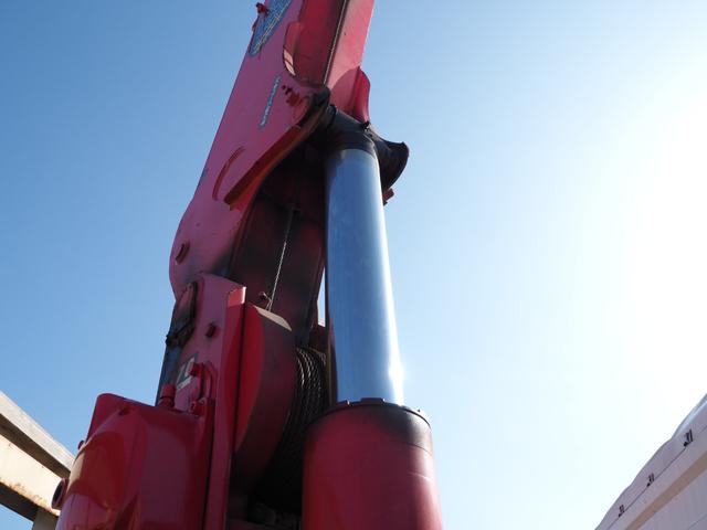 ファイター 　古河ユニック　４段クレーン　フックイン　角足　２．９３ｔ吊　ラジコン付　平ボディ　ワイド幅５．８６ｍボディ　積載１．５５ｔ　床面鉄板張り　三方開　カスタムグレード　ベッド付き　坂道発進補助装置（12枚目）