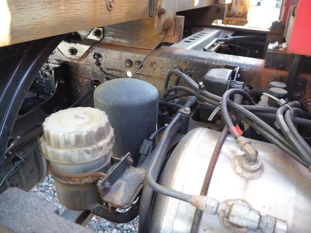 ファイター 　古河ユニック　４段クレーン　フックイン　角足　２．９３ｔ吊　ラジコン付　平ボディ　ワイド幅５．８６ｍボディ　積載１．５５ｔ　床面鉄板張り　三方開　カスタムグレード　ベッド付き　坂道発進補助装置（32枚目）